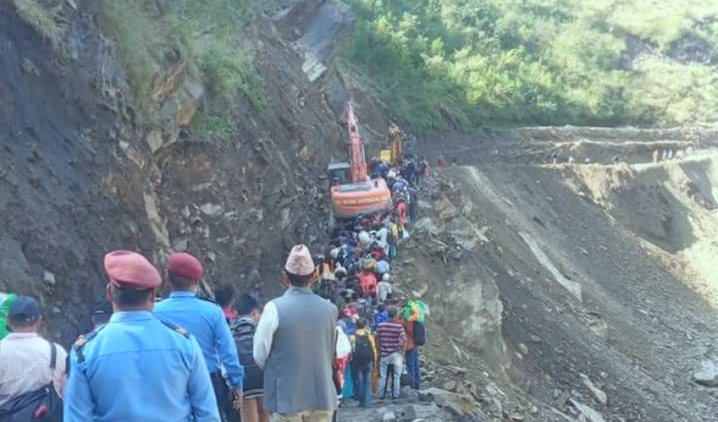 पहिरोका कारण केआई सिंह राजमार्ग अवरुद्ध